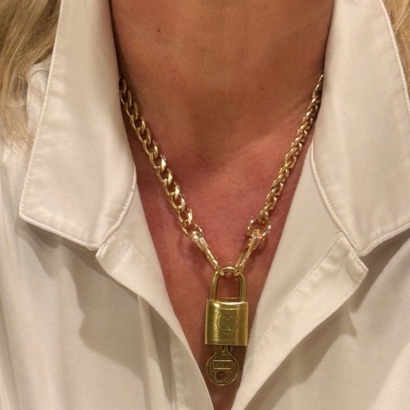 Vintage LV Louis Vuitton Padlock Lock & Key 202 with a no name chain - Picture 5 of 9